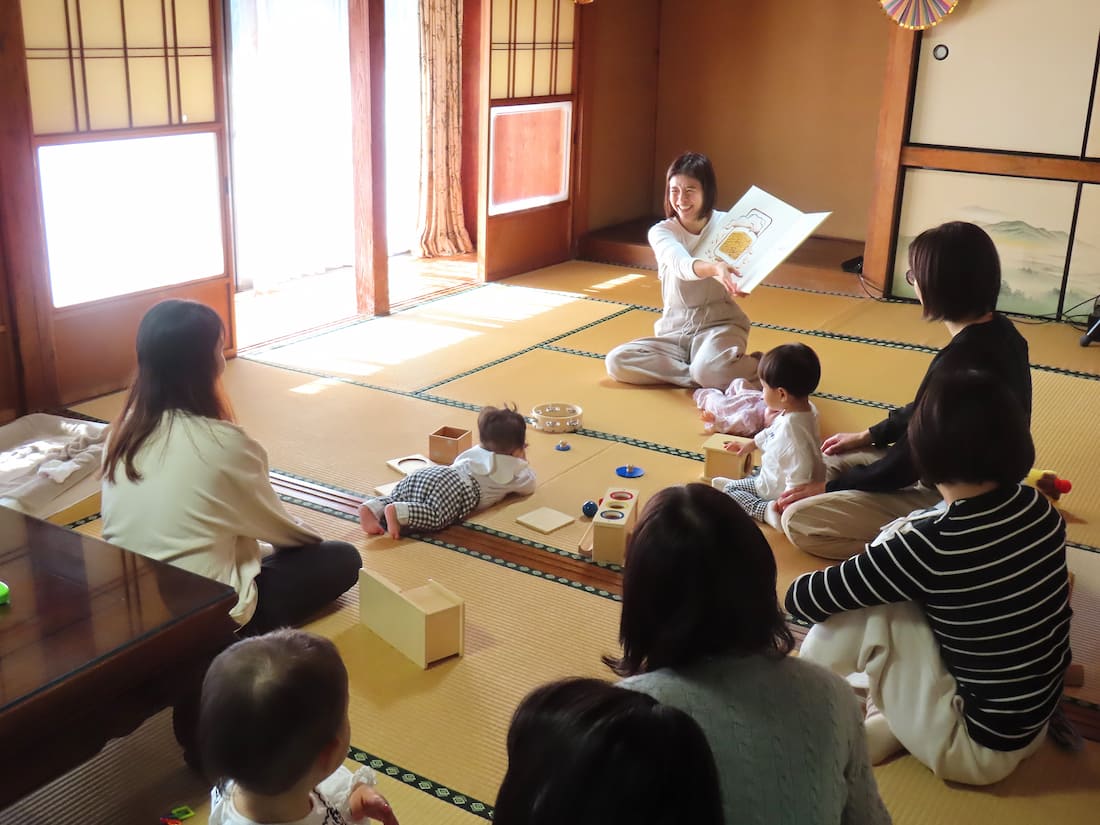 絵本の読み聞かせをするMAIさん