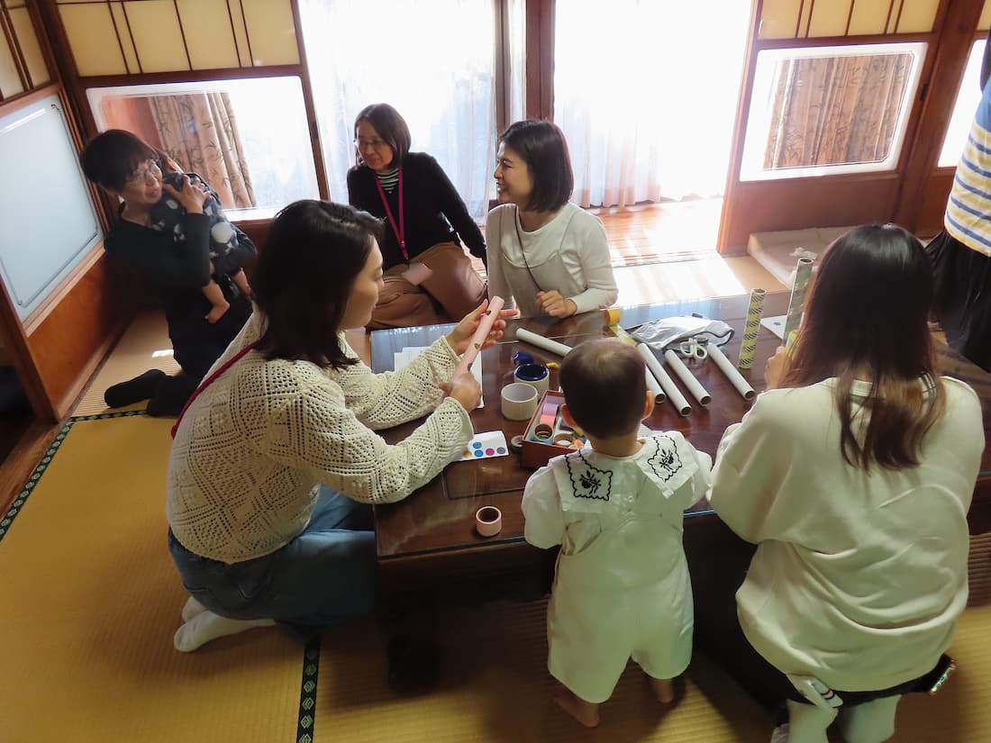 おもちゃを作ったりお話したり、みなさん思い思いの時間を過ごしています